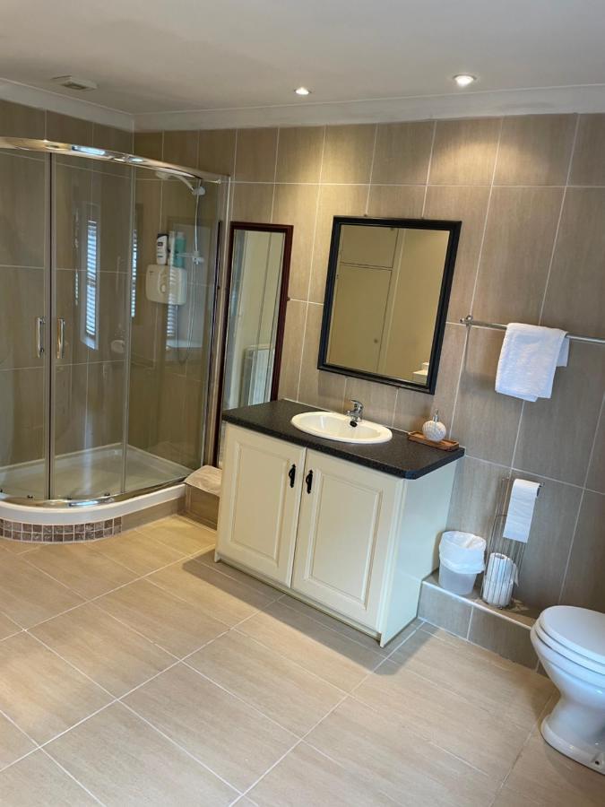 Large Townhouse With Gardens Apartman Kingscourt Kültér fotó