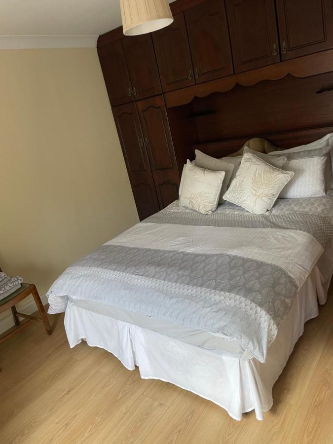 Large Townhouse With Gardens Apartman Kingscourt Kültér fotó